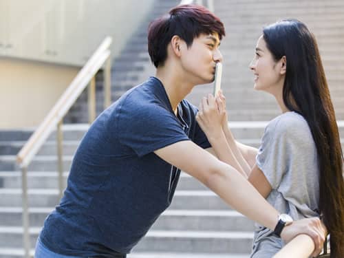 梦见被强吻是什么意思