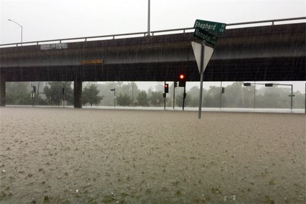 梦到下雨路上有很多水